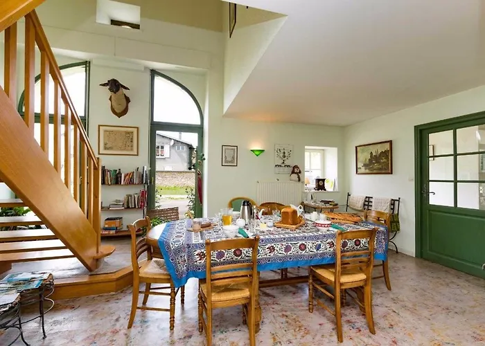 Jolie vache déguisée en fleurs, chambre d'hôte à Soulosse