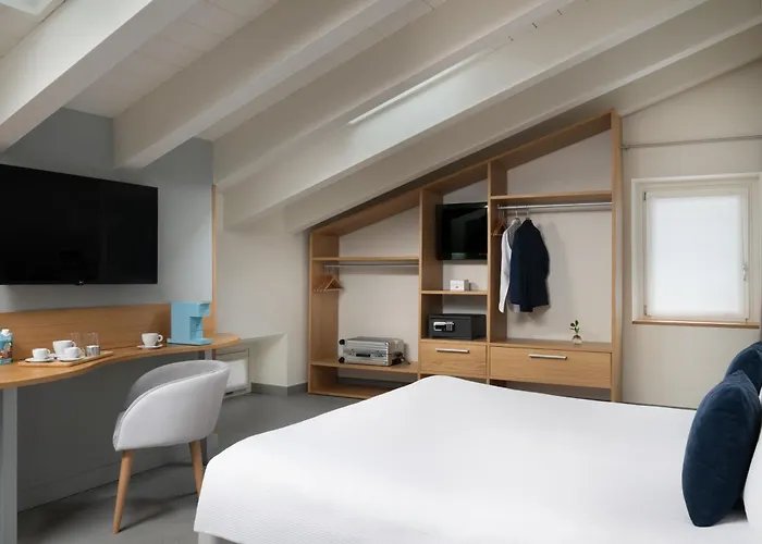 Avenue Hotel