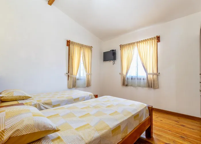 Hotel Faro del Colibri Carenero