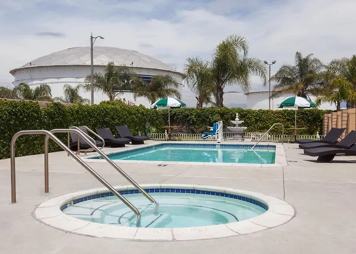 Days Inn & Suites By Wyndham