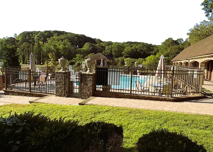 Chalet Inn & Suites