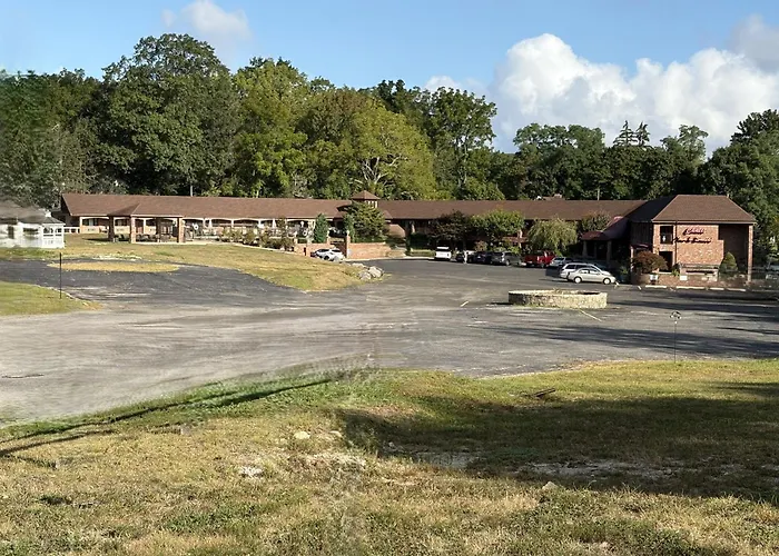 Chalet Inn & Suites
