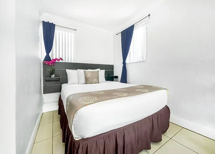 Hollywood Broadwalk Oceanside Hotel