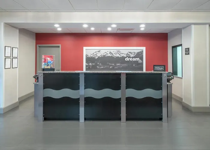 Hampton Inn And Suites Airport/Valley View Mall
