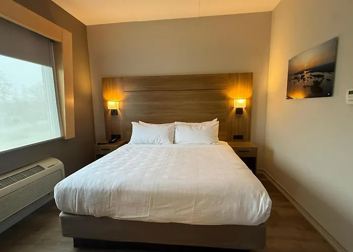 Best Western Plus 1000 Islands Hotel & Suites- Newly Renovated Gananoque