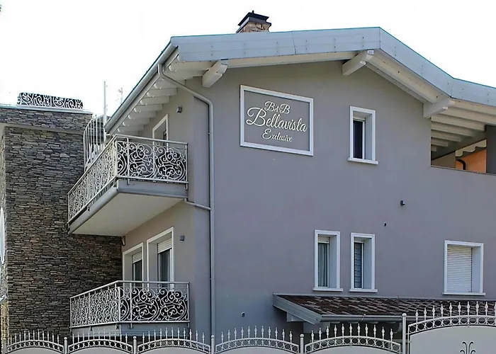 BELLAVISTA EXCLUSIVE B&B in zona centrale con piscina riscaldata-Jacuzzi vista lago LA COLAZIONE viene servita in una pasticceria rinomata ed esclusiva esterna alla struttura