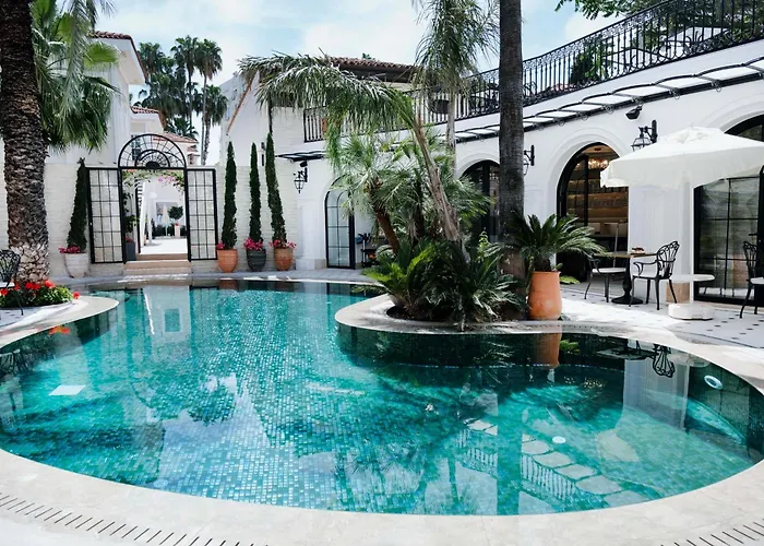 Elegance East Hotel