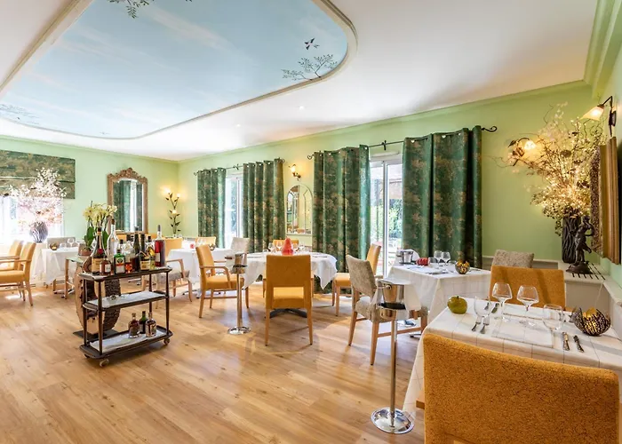 Logis La Bastide De &Restaurant La Chênaie