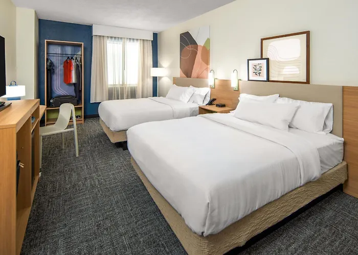 Clarion Inn & Suites At The Outlets Of Lake George