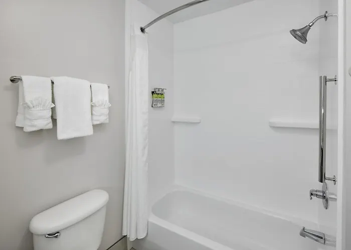 Holiday Inn Express & Suites Pensacola-West Navy Base By Ihg