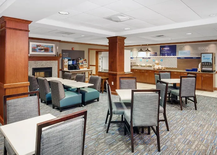Holiday Inn Express & Suites Hampton South- By Ihg