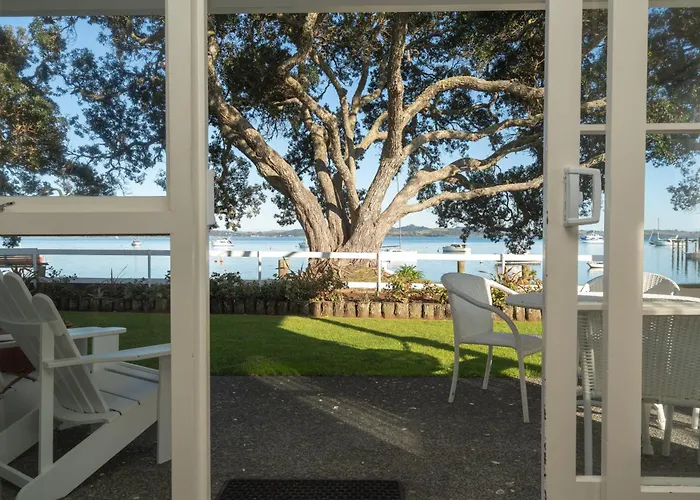 Hananui Lodge And Apartments