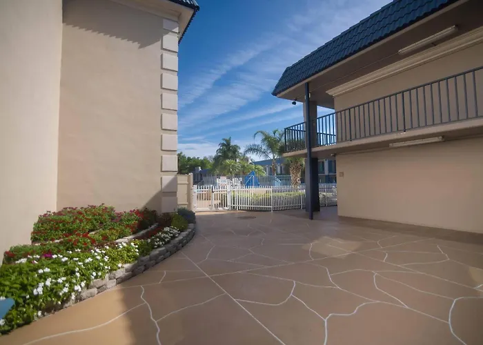 Clarion Inn&Suites Central Clearwater Beach