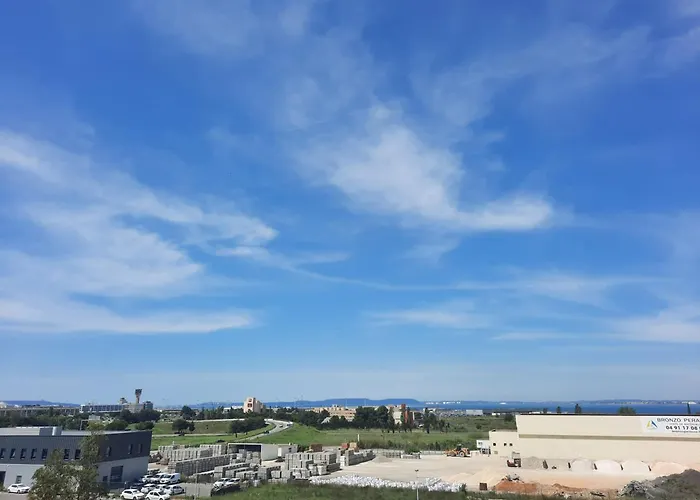 Holiday Inn Express - Marseille Airport By Ihg Vitrolles 