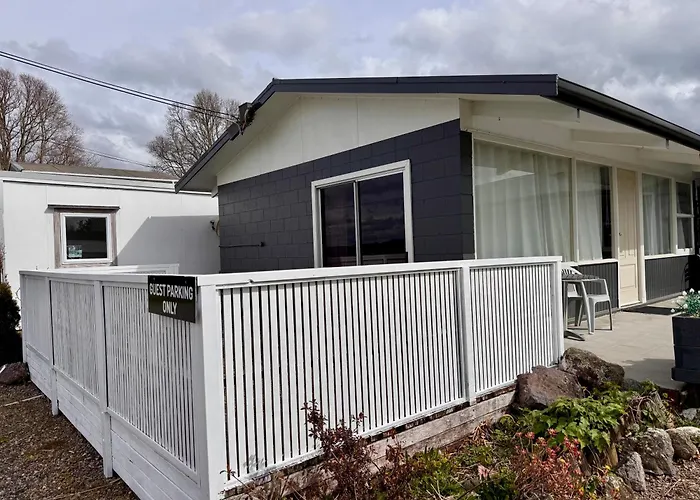 Jack & Di'S Lakefront Motel