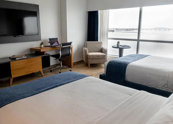 Wyndham Guayaquil, Puerto Santa Ana
