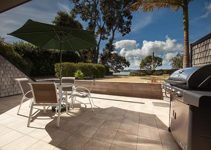 Pioneer Waterfront Apartments Paihia