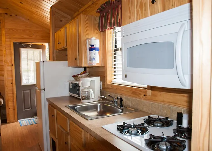 Medina Lake Camping Resort Cabin 3