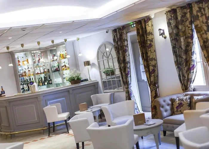 Logis Hostellerie Des Clos Et Restaurant Bistrot Des Grands Crus Et Maison De La Tour Chablis