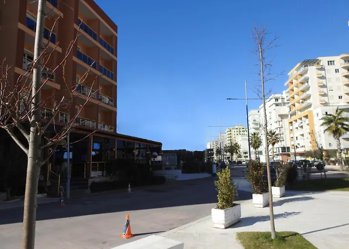 Hotel 3 Vellezerit