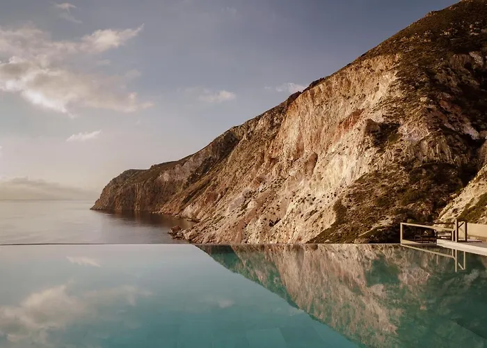 Milos Cove Komia